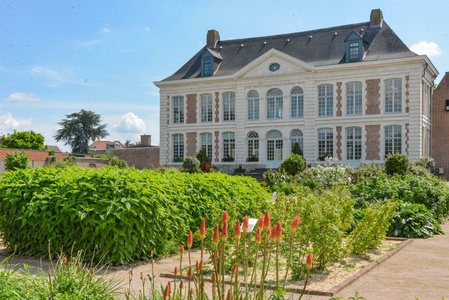 Loisirs Visite guide la Villa Gabrielle de jardins style monastique