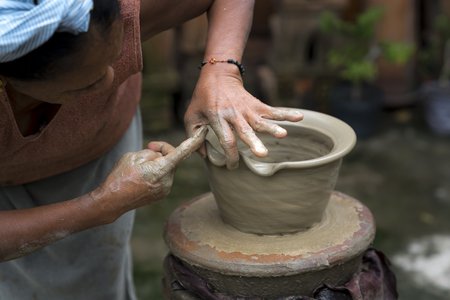 Stages,cours Atelier curiosit : Initiation  poterie